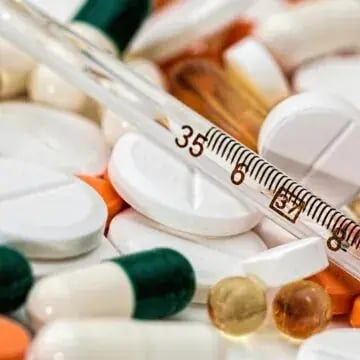 Scattered pills illustrating the opioid epidemic